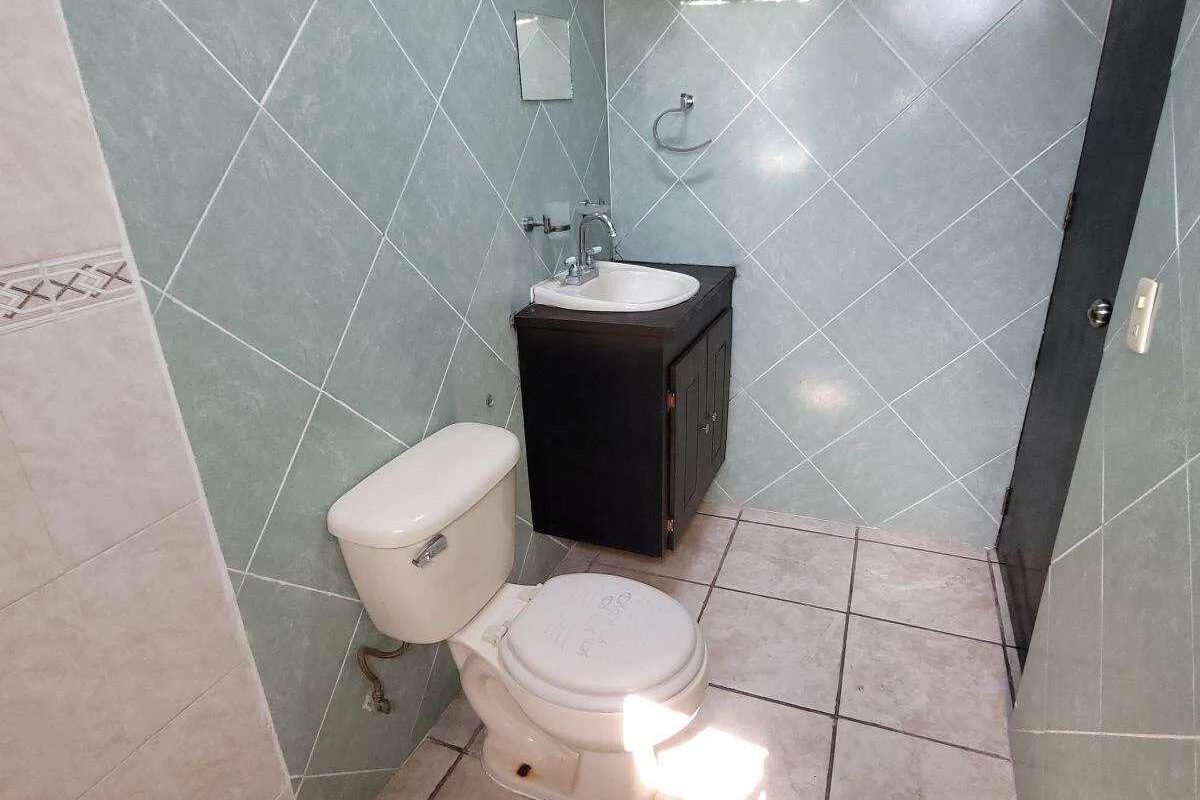 En Venta Casa de 2 Niveles, 4 recamaras, 2 baños y medio, Fracc Bosques de San Juan